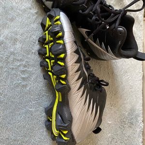 USED- SPORTS CLEATS!!! 7.5